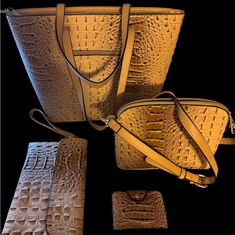 🌟Tan Crocodile-Embossed Women's 4 piece purse  set. Pre-owned EUC Tan color🌟